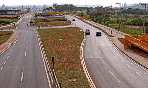 O Governador, o Governador Geraldo Alckmin, descerra a Placa Inaugural da Obras de Duplicacao na SP 079, que liga Itu a Salto, anuncia tambem a construcao da ponte estaiada, junto estava o prefeito de Salto  Jose Geraldo Garcia e a deputada Rita Passos.
Local: Salto/SP
Data: 30/07/2012
Foto:duAmorim/A2 FOTOGRAFIA